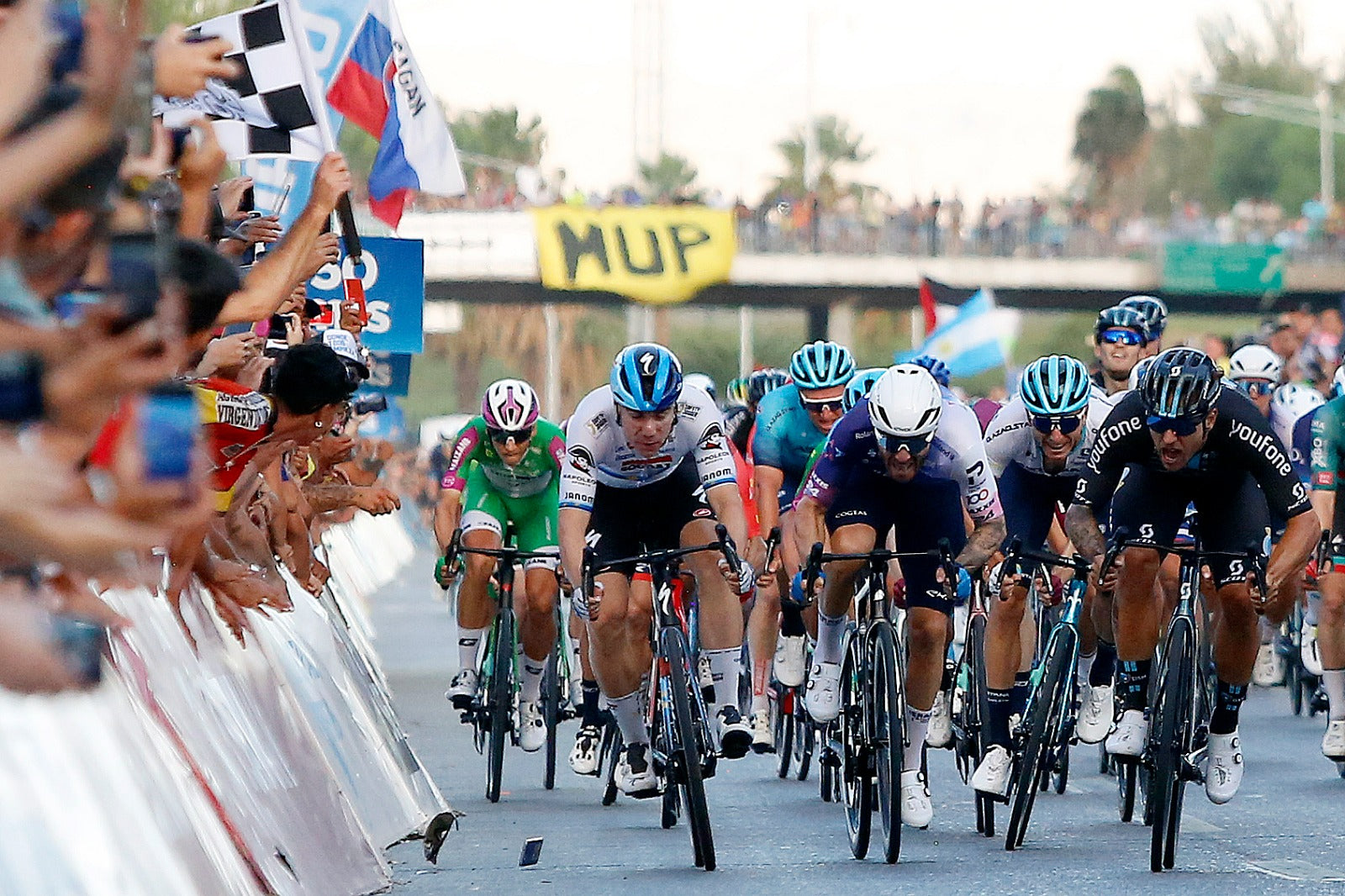 Fã acerta Fabio Jakobsen com celular enquanto filmava o sprint final da Vuelta a San Juan