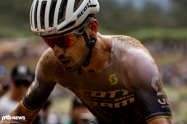 Multas que a UCI distribuiu em Mariporã por jerseys erradas e acessórios no pódio chegam a 12 mil reais cada