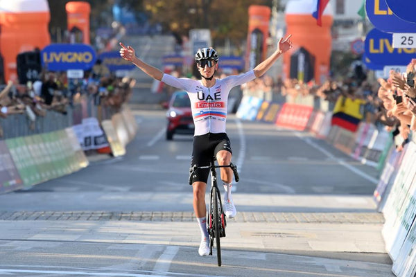 Tadej Pogačar vence a Il Lombardia