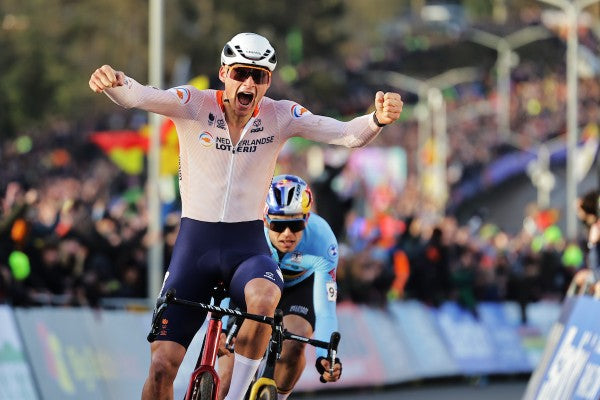 Van der Poel é penta campeão mundial de Cyclocross em sprint com Van Aert