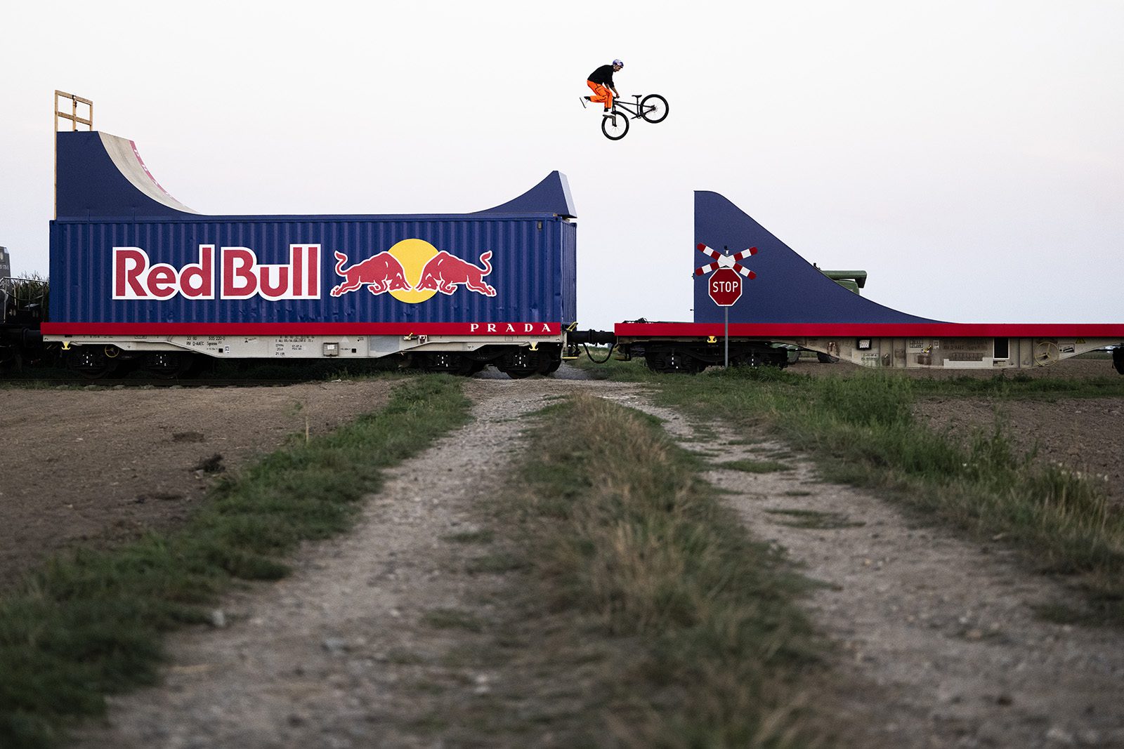 Absurdo backflip em vagões de trem em movimento de Dawid Godziek