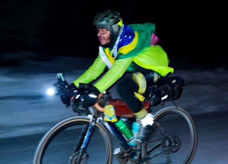 Brasileiro bate recorde mundial da travessia das Américas de bicicleta, sem suporte