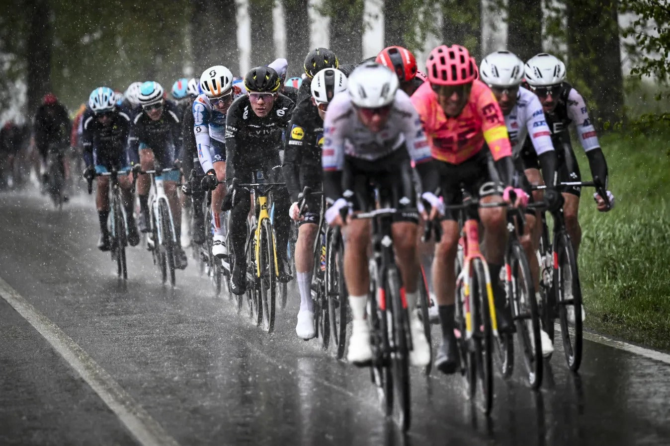 Chuva, frio e abandonos por hipotermia marcam La Flèche Wallonne 2024