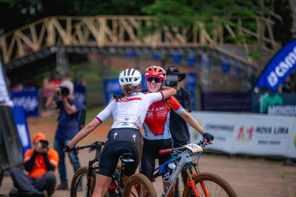 Kira Böhm (ALE) e Ulan Galinski vencem o emblemático Cross Country Olímpico da CiMTB em Araxá