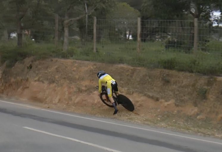 Tom Pidcock salvando um acidente com uma bike de TT em um barranco de terra